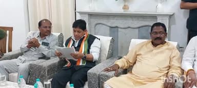 अंबिकापुर: सर्किट हाउस पहुंचे प्रभारी मंत्री डॉ.शिव कुमार डहरिया ने प्रशासनिक अधिकारियों व कार्यकर्ताओं से की मुलाकात