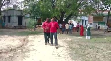 रायबरेली: मलिक मऊआइमा के पोलिंग बूथ पर पुलिसकर्मी व पत्रकार के बीच हुई झड़प, पत्रकार से अभद्रता का वीडियो हुआ वायरल