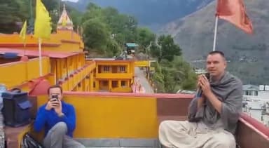 शंकराचार्य पीठ में दर्शन करने आए विदेशी श्रद्धालुजन 🙏🙏🚩🚩 जय हो गुरुदेव जी