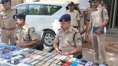 नरसिंहपुर: साइबर क्राइम की मदद से गुम हुए 100 मोबाइल किए गए बरामद, एसपी ऑफिस में एसपी ने मोबाइलों का किया वितरण
