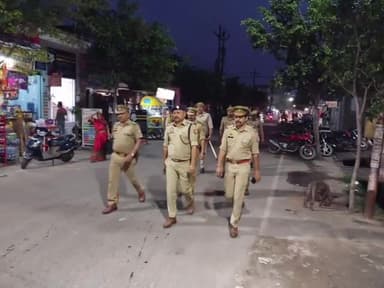 हापुड़: थाना देहात क्षेत्र में विभिन्न स्थानों पर CO सिटी ने पुलिस बल के साथ आगामी निकाय चुनाव के दृष्टिगत किया पैदल गस्त।