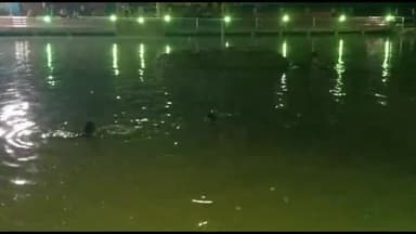 कानपुर: थाना पनकी क्षेत्र के अंतर्गत कछुआ तालाब में नशे की हालत में गिरे युवक का शव गोताखोरों की मदद से पुलिस ने निकाला बाहर