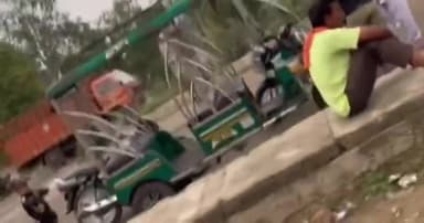 मेरठ: जागृति विहार एक्सटेंशन में डिवाइडर पर खुलेआम शराब पीने का वीडियो हुआ वायरल