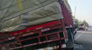 रायबरेली: कुंदनगंज के निकट चालक को नींद आने के कारण पुलिया से टकराकर ऊपर चढ़ा डीसीएम, चालक व परिचालक गंभीर रूप से घायल
