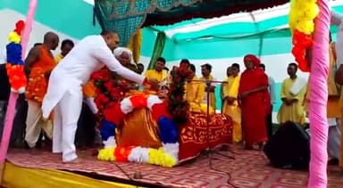 करपी: पीड़हो गांव में आयोजित शतचंडी महायज्ञ में पहुंचकर गणमान्य लोगों ने कथा वाचिका एवं संतों का आशीर्वाद प्राप्त किया