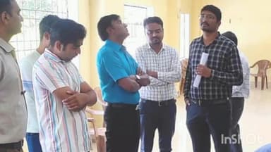 जगदलपुर: जिला निर्वाचन कार्यालय में राजनीतिक दलों ने निर्वाचन सामग्री का किया निरीक्षण