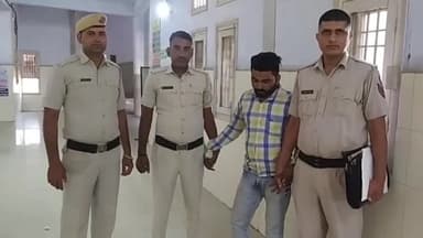 हांसी: नाका तोड़कर भागने व कार से शराब फेंकने के आरोप में व्यक्ति को पुलिस ने  चारकुतुब गेट से किया गिरफ्तार, भेजा जेल
