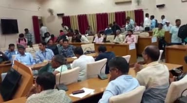 बड़गांव: जिले की 1 पंचायत समिति सदस्य और 4 ग्राम पंचायतों में होने वाले उपचुनाव को लेकर जिला परिषद से मतदान दल हुआ रवाना