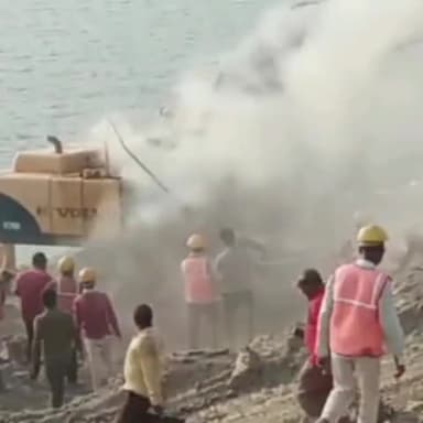 सोनपुर: परमानंदपुर में बंदरगाह में चल रहे कार्य में लगी क्रेन में आग लगने से मचा हड़कंप, आग पर पाया गया काबू