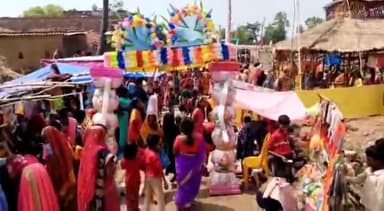 करपी: पीडहो गांव में आयोजित शतचंडी महायज्ञ में आसपास के क्षेत्रों से श्रद्धालु हवन कुंड की परिक्रमा करने पहुंचे