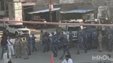 रॉबर्ट्सगंज: राबर्ट्सगंज नगर में निकाय चुनाव को देखते हुए रैपिड एक्शन फोर्स ने किया पैदल मार्च, SDM और CO भी रहे मौजूद