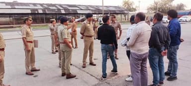 हापुड़: गढ़ रोड स्थित नवीन मंडी में मतगणना स्थल का SP ने किया निरीक्षण, संबंधित को दिए आवश्यक दिशा निर्देश