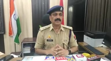 मेरठ: अब्दुल्लापुर में प्रत्याशियों के विवाद के बारे में जानकारी देते एसपी देहात