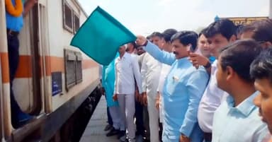 पिपरई: साबरमती एक्सप्रेस का पिपरई में स्टॉपेज शुरू, पहली बार रुकने के बाद सांसद ने हरी झंडी दिखाकर किया रवाना