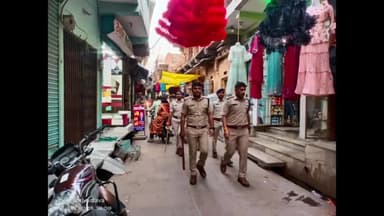 चंदेरी: शहर की मुख्य सड़कों से होकर पुलिस प्रशासन ने निकाला फ्लैग मार्च, आमजन को संवाद करने का दिया मौका