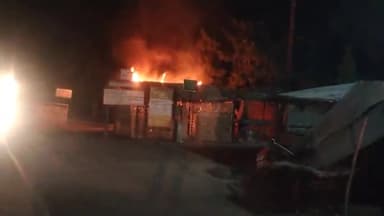 बरौनी: ठाकुरिचक चौक के समीप नाश्ते की दुकान में लगी आग, चारों तरफ मची अफरा तफरी