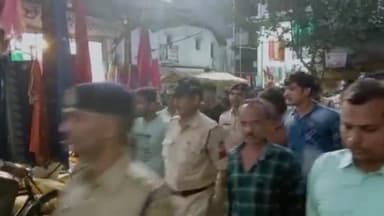 खुरई: पुलिस ने खुरई शहर के मुख्य मार्गों से निकाला पैदल मार्च, SDOP समेत पुलिस बल रहा मौजूद