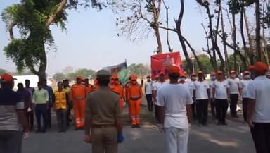गोरखपुर: एडीएम फाइनेंस ने निकाय चुनाव प्रत्याशियों के साथ मिलकर यूनिवर्सिटी परिसर में सफाई अभियान चलाकर किया प्लास्टिक मुक्त