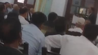 बहराइच: जिला बार एसोसिएशन सभागार में ग्राम न्यायालयों की स्थापना के विरोध में अधिवक्ताओं ने की बैठक हुए न्यायिक कार्य से विरत