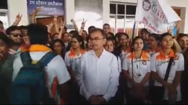 पटना ग्रामीण: पूर्व DGP ने एक भारत श्रेष्ठ भारत अभियान के तहत 45 छात्र छात्राओं को पटना से तामिलनाडु के लिए झंडी दिखा किया रवाना