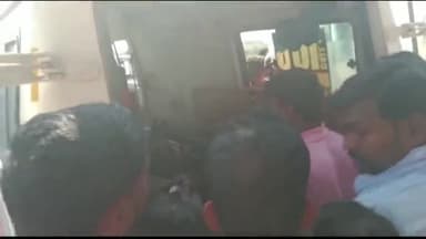 रॉबर्ट्सगंज: वन्तरा गांव के पास तेज रफ्तार ब्रेजा कार खड़ी हाइवा ट्रक में पीछे से मारी टक्कर ,चालक सहित महिला हुए बुरी तरह से घायल।