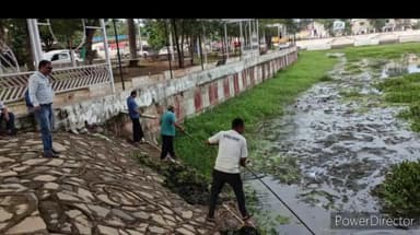 जगदलपुर: दलपत सागर बचाओ टीम के द्वारा दलपत सागर तालाब की साफ-सफाई की गई।
