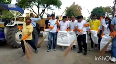 उज्जैन शहर: नगर निगम व स्मार्ट सिटी ने स्वच्छता के संदेश हेतु नानाखेड़ा में प्लॉग रन का किया आयोजन, महापौर व निगम आयुक्त ने की सफाई