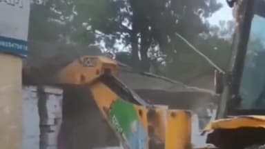 पटना ग्रामीण: इनकम टैक्स चौराहा स्थित वेद विद्यालय के पास चला प्रशासन का बुलडोजर, सैकड़ों की संख्या में तैनात थे पुलिसकर्मी