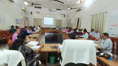 गोंडा: कलेक्ट्रेट सभागार में DM व CDO ने की जल जीवन मिशन के कार्यों की समीक्षा कर  जिम्मेदारों को दिये निर्देश