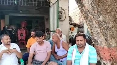 बिहटा: वार्ड-23 के पार्षद मुन्ना यादव ने अपने निवास स्थान पर ग्रामीणों के बीच लगाया  जनता दरबार