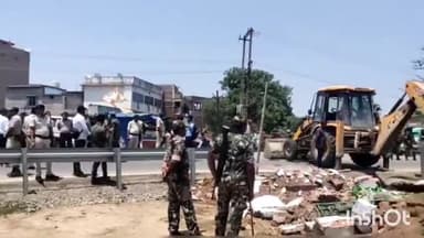 आरा: कड़ी सुरक्षा के बीच आरा-बक्सर फोरलेन स्थित कायम नगर में मुख्य मार्ग से एक मजार को हटाकर दूसरी जगह शिफ़्ट किया गया