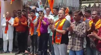 बड़गांव: देहलीगेट चौराहे पर बजरंग दल के कार्यकर्ताओं ने पढ़ी हनुमान चालीसा, कांग्रेस का फूंका पुतला