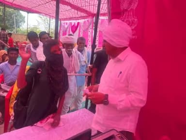 नांगल राजावतान: नांगल राजावतान क्षेत्र के छारेडा गांव में संचालित महंगाई राहत शिविरों का मंत्री मुरारी लाल मीणा ने किया अवलोकन