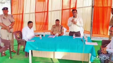 एटा: कलेक्ट्रेट सभागार में जोनल सेक्टर मजिस्ट्रेट के साथ डीएम ने की बैठक, डीएम ने कहा - फर्जी वोट डालने पर दर्ज होगा केस