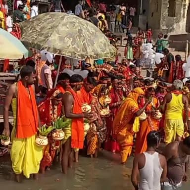 सोनपुर: आनंदपुर में मां जगदंबा स्थान के जीर्णोद्धार के लिए गाजे-बाजे के साथ निकाली गई भव्य कलश यात्रा