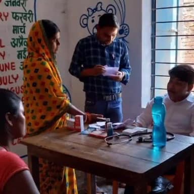 सोनपुर: डुमरी बुजुर्ग में शिविर लगाकर डॉ. पंकज ने लोगों का किया निःशुल्क इलाज व वितरित की दवाई