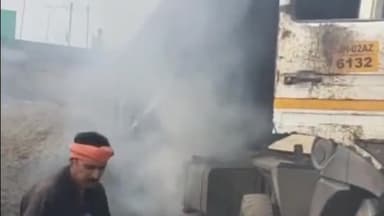 कटकमदाग: बानादाग साइडिंग पर मिट्टी अनलोडिंग के दौरान बिजली करंट की चपेट में आने से हाइवा में लगी आग