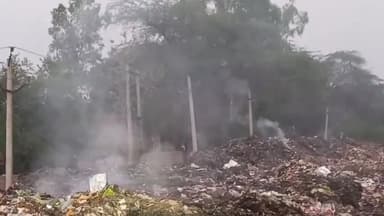 कन्नौज: कैलाश कोल्ड के पास जीटी रोड पर नगर पालिका द्वारा लगाए गए कूड़े के ढेर से निकल रहा जहरीला धुआं राहगीर हुए परेशान.