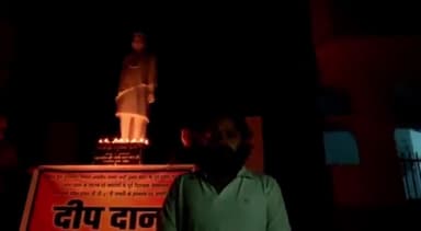 रायबरेली: बछरावां के डिग्री कॉलेज में पूर्व विधायक राम नरेश रावत की एक सेठ जी की जयंती पर कार्यकर्ताओं ने किया दीपदान