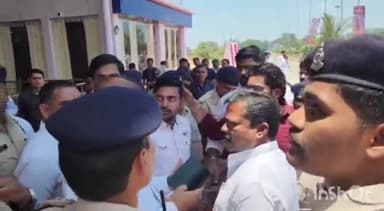 अंबिकापुर: दरिमा: मां महामाया एयरपोर्ट मे प्रवेश को लेकर हुआ विवाद, राकेश गुप्ता सफी अहमद एयरपोर्ट के अंदर जाने से पुलिस ने रोका