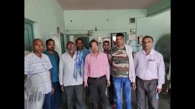 विभूतिपुर: खदियाही स्थित बीएमसी प्रांगण में प्रखंड के दुग्ध समितियों के सचिव से मिलने पहुंचे मिथिला डेयरी के प्रबंध निदेशक