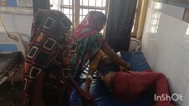 एटा: रेलवे पुल के पास मजदूरी करने निकला युवक बेहोशी की हालत में पड़ा मिला, मेडिकल कॉलेज में कराया गया भर्ती