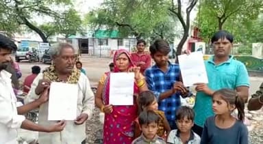 रायसेन: ठेकेदार द्वारा मजदूरों को मजदूरी की राशि नहीं देने पर मजदूरों ने जिला कलेक्ट्रेट परिसर में डाला डेरा, लगाई गुहार