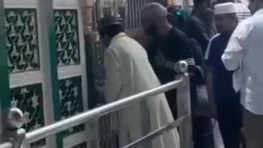 रूड़की: पिरान कलियर साबिर पाक दरगाह में अवैध उगाही करते कथित खादिम का वीडियो वायरल, सख्ती के बावजूद बाज नही आ रहे फर्जी खादिम