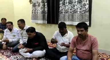 बैतूल नगर: आजाद वार्ड में पहुंचे सांसद दुर्गादास उईके ने मुस्लिम भाइयों को गले लगाकर दी ईद की बधाइयां