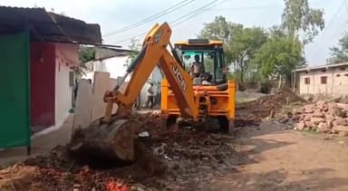 रायसेन: ग्राम वनगंवा में अतिक्रमण हटाने की कार्रवाई में पक्षपात करने के लगे आरोप, ग्रामीण कलेक्टर से करेंगे शिकायत