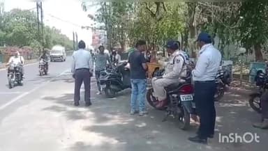 कटनी नगर: माधव नगर गेट पर पुलिस ने चलाया वाहन चेकिंग अभियान, 7 वाहनों पर हुई चालानी कार्यवाही