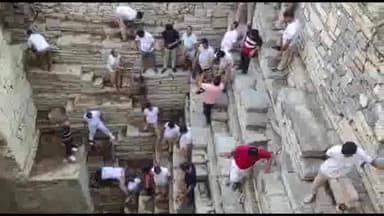 चित्तौड़गढ़: प्राचीन धरोहर के रखरखाव के लिए हजारेश्वर महादेव स्थित प्राचीन बावड़ी की पुलिस जवानों और अधिकारियों ने की साफ-सफाई