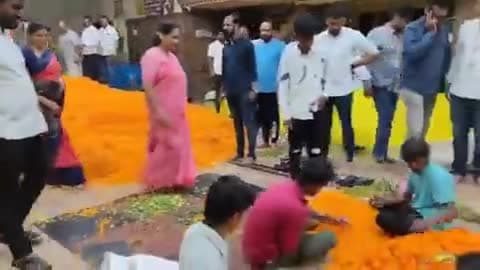 कर्नाटक में मोदी पर स्थानीय लोगो द्वारा पुष्प वर्षा की सच्चाई

सब event management है भाजपा का ताकि आपको झूठ दिखाकर एक ठग द्वारा ठगा जा सके #karnatakaassemblyelection2023