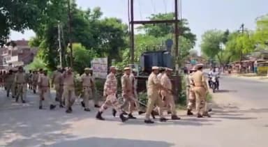 कादीपुर: SP के निर्देशन में क्षेत्राधिकारी कादीपुर ने निकाय चुनाव में शांति व सुरक्षा व्यवस्था बनाने रखने के लिए पैदल गश्त की